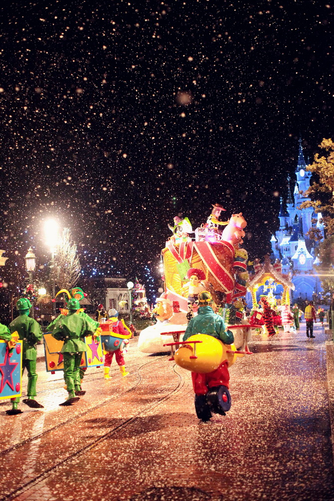 The Cherry Blossom Girl - Disneyland Paris Christmas Parade Backstage 27