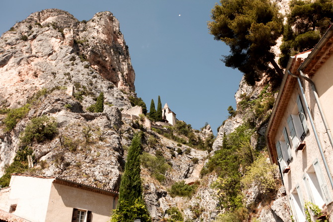 The Cherry Blossom Girl - Moustiers Sainte Marie 03