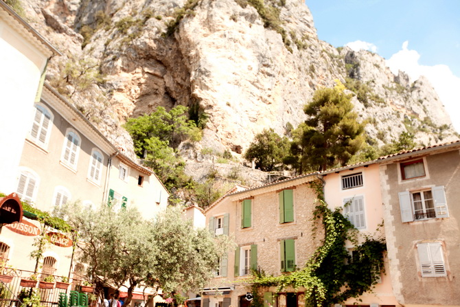 The Cherry Blossom Girl - Moustiers Sainte Marie 08